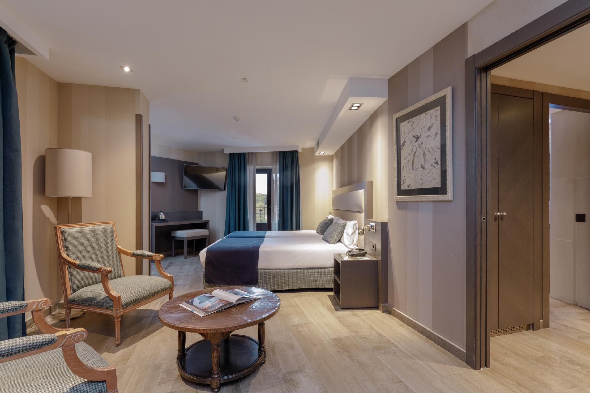 Reina Cristina Hotel Suite Triple