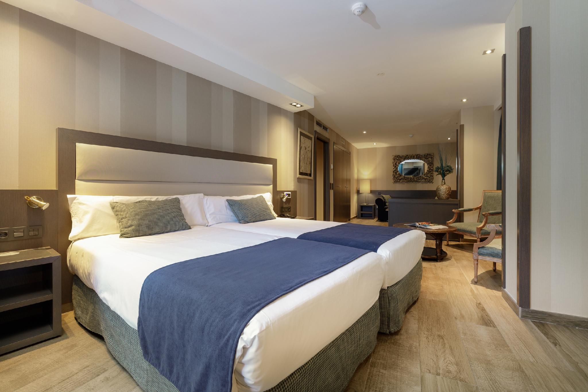 Reina Cristina Hotel Suite Triple 2