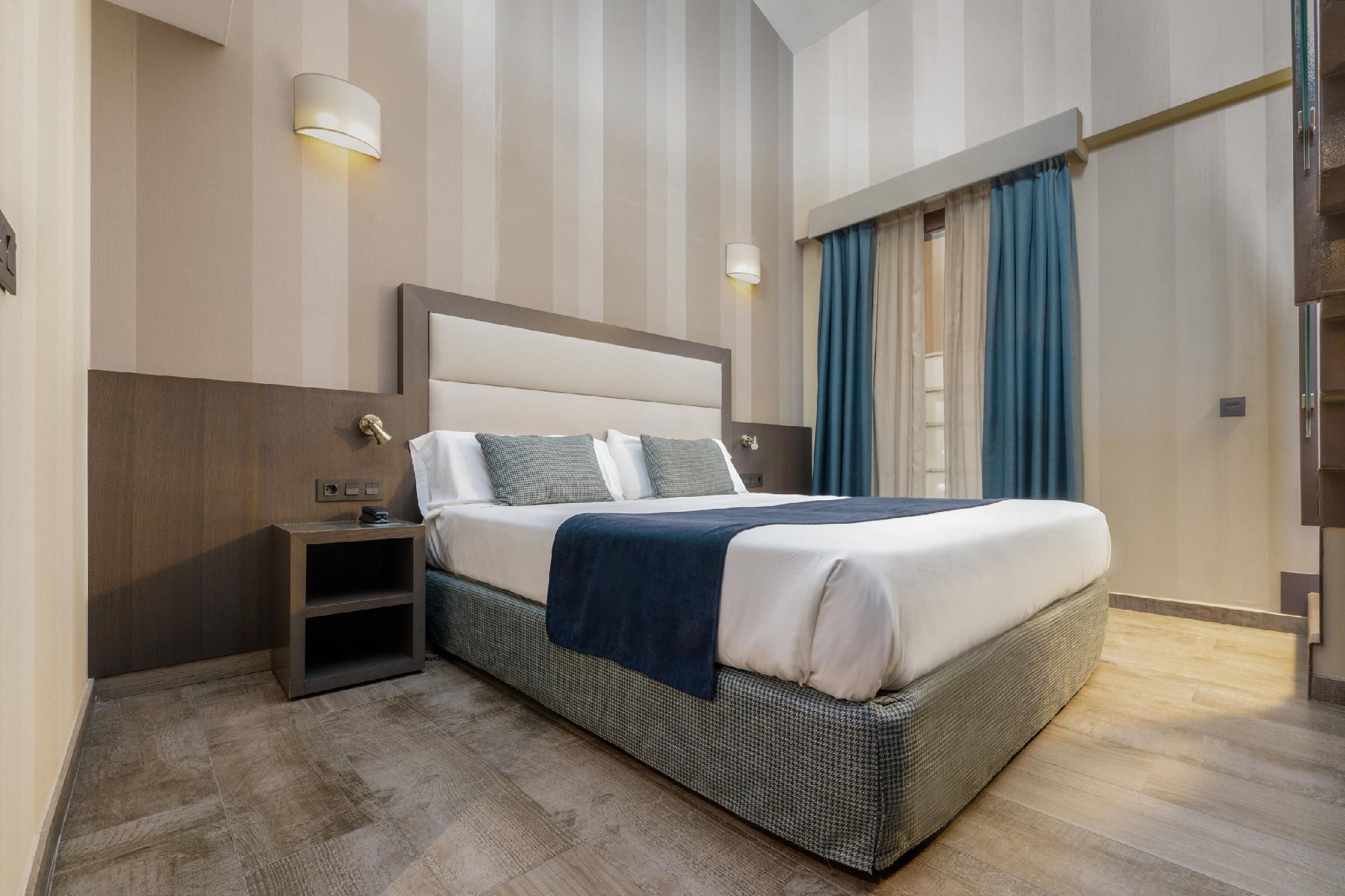 Reina Cristina Hotel Triple Room with Terrace 2