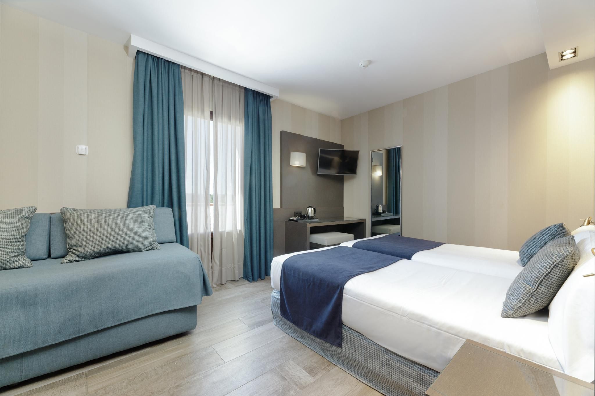 Reina Cristina Hotel Triple Room with Terrace