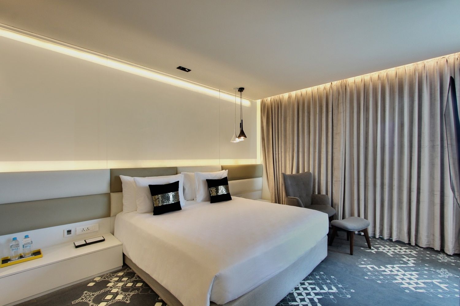 Superior King Room (City View)