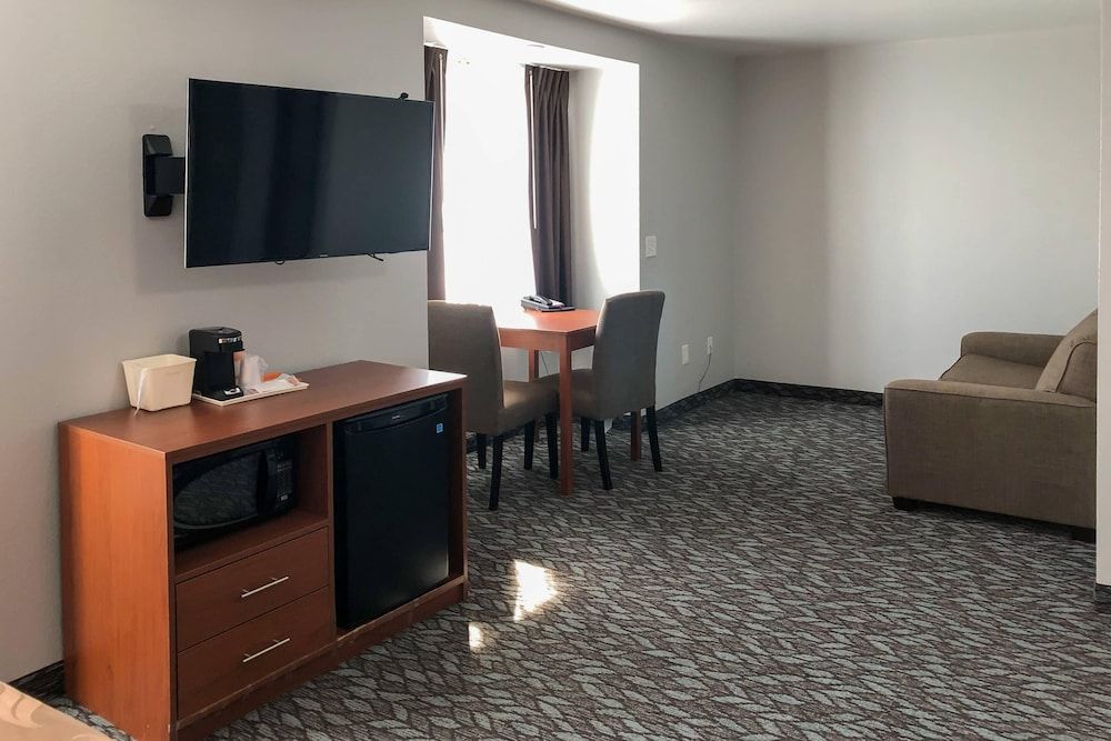 Quality Inn & Suites Watertown Fort Drum Room, 1 Queen Bed, Accessible, Non Smoking 3