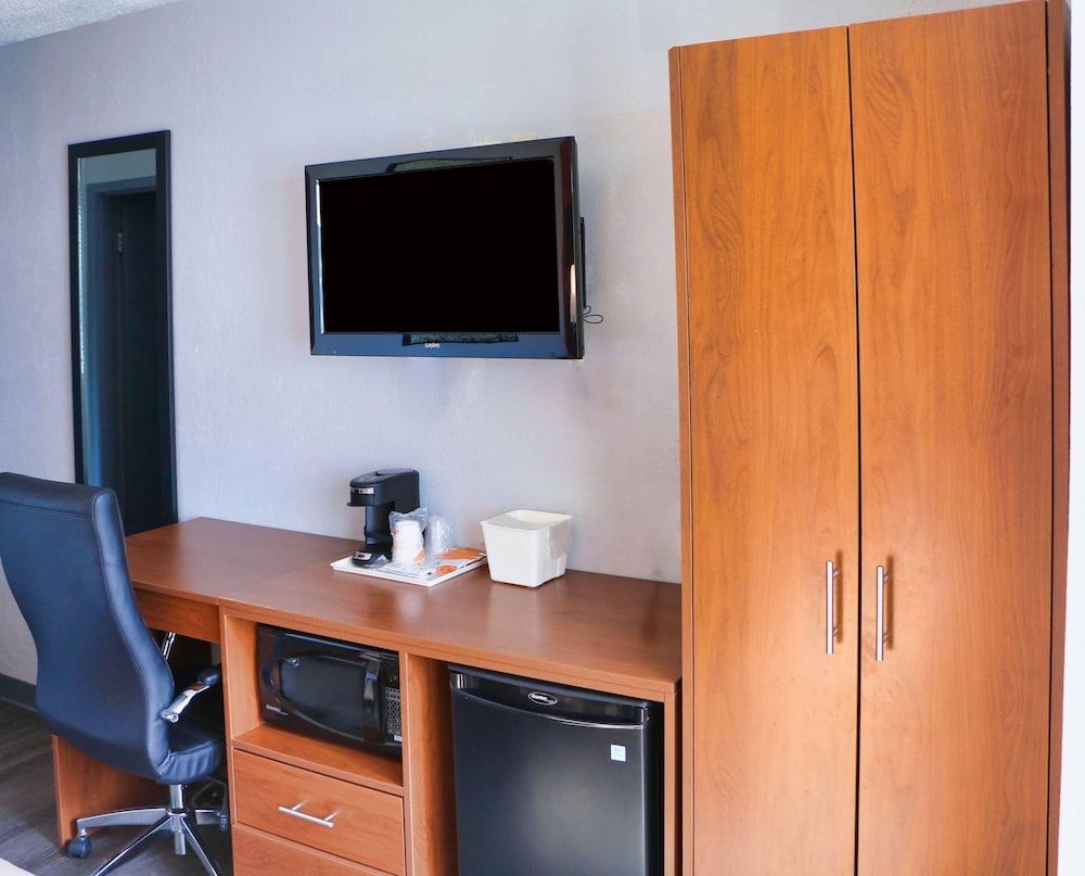 Quality Inn & Suites Watertown Fort Drum Standard Room, 1 Queen Bed, Non Smoking 5