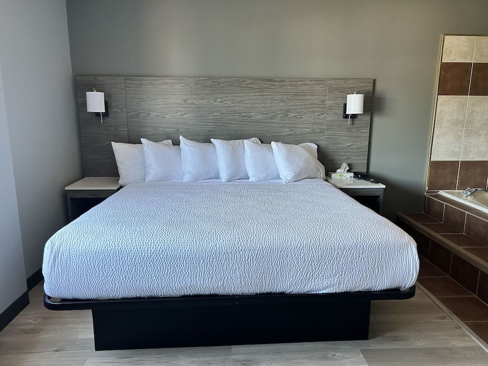 Room, 1 King Bed, Non Smoking (External Access Building)
