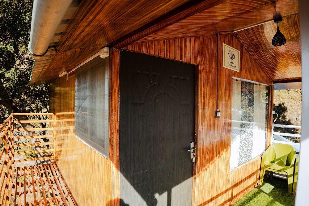 Deluxe Tree House