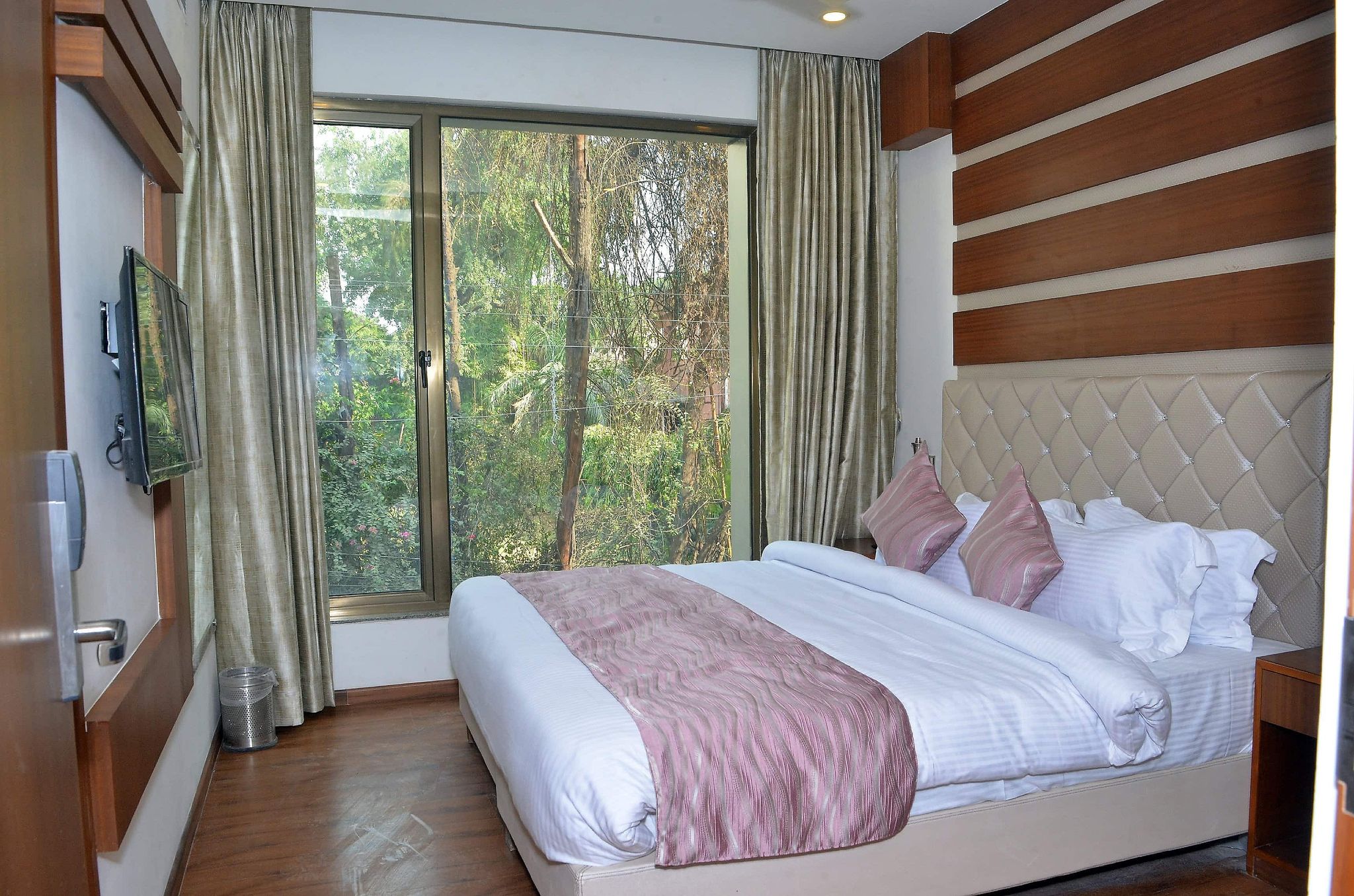 Hotel Meadows Deluxe Room 16