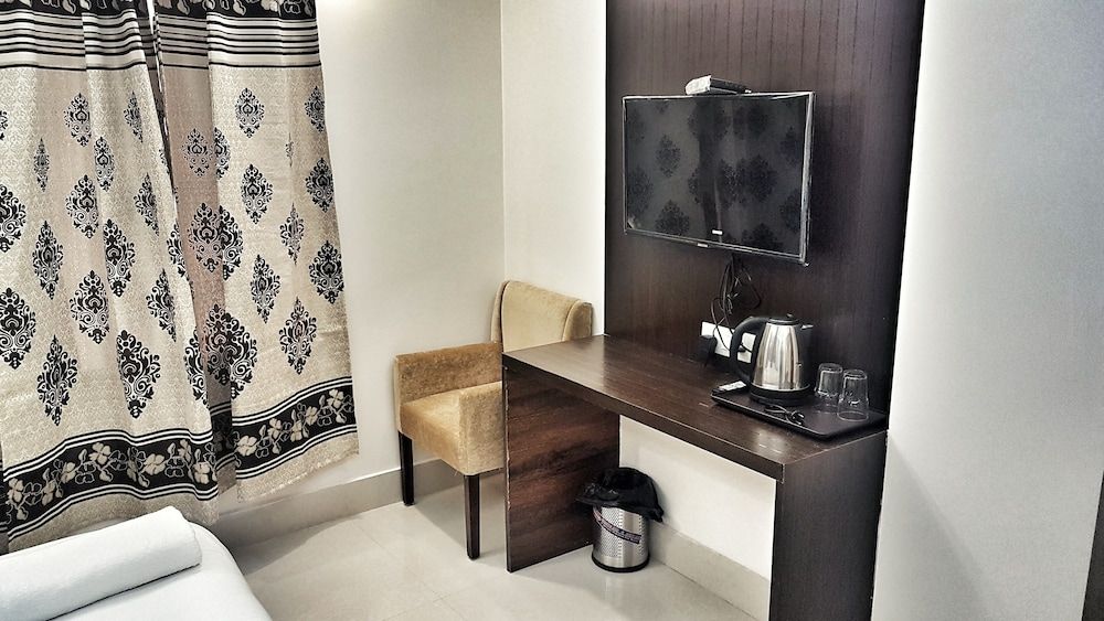 Airport Hotel Delhi Aerocity Deluxe Double Room 10