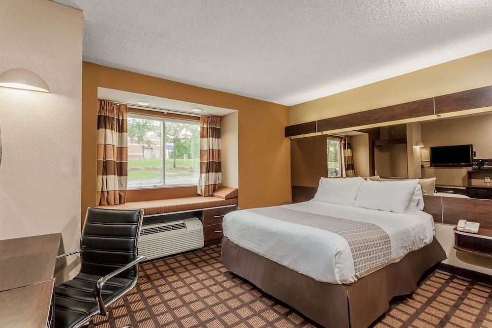 Standard Room, 1 Queen Bed, Accessible