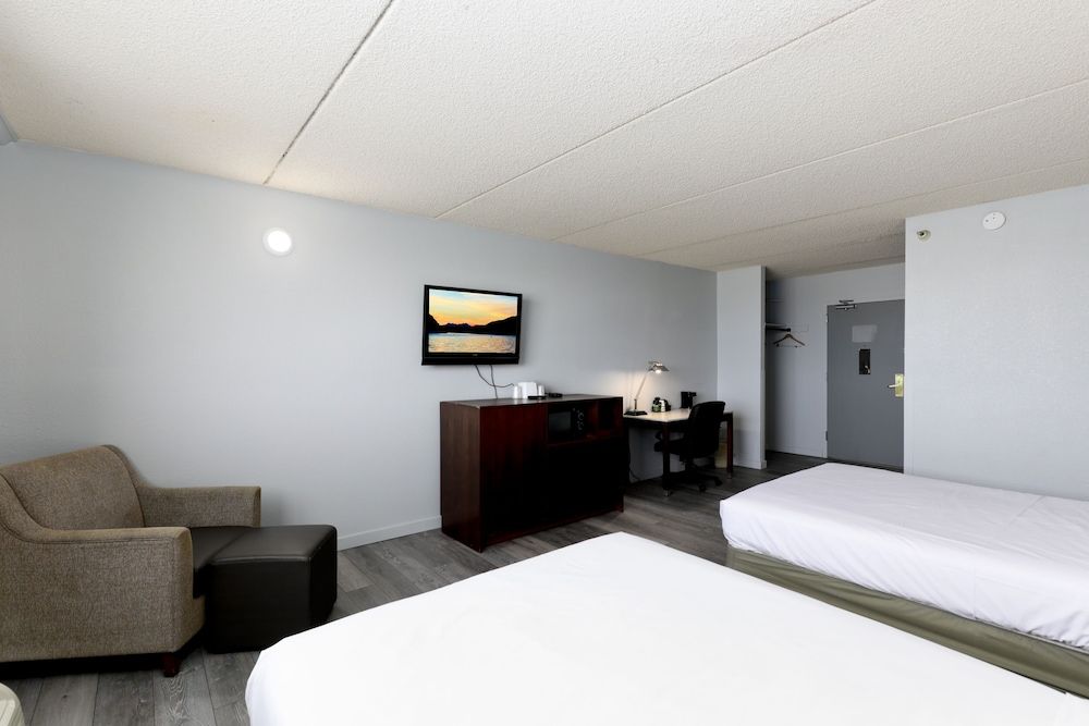 Studio 6 Suites Lake Havasu City, AZ Standard Room, 1 King Bed, Non Smoking, Refrigerator & Microwave 2