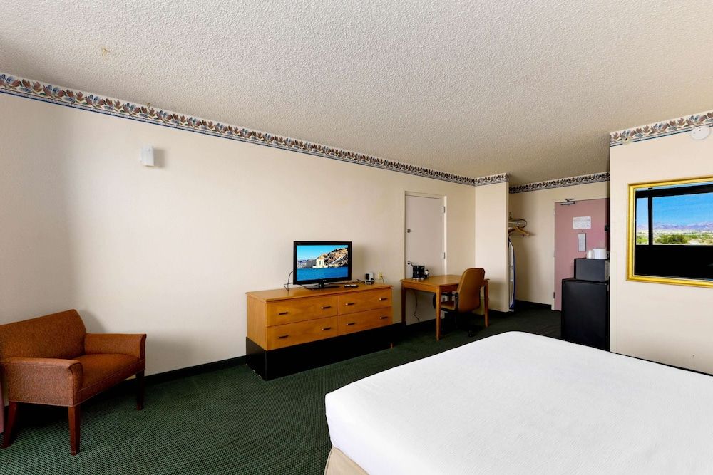 Studio 6 Suites Lake Havasu City, AZ Standard Room, 1 King Bed, Non Smoking, Refrigerator & Microwave 4
