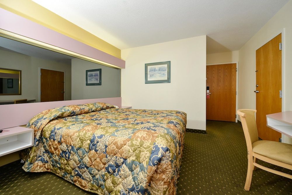 Americas Best Value Inn East Syracuse Room, 1 Queen Bed, Accessible, Non Smoking 5