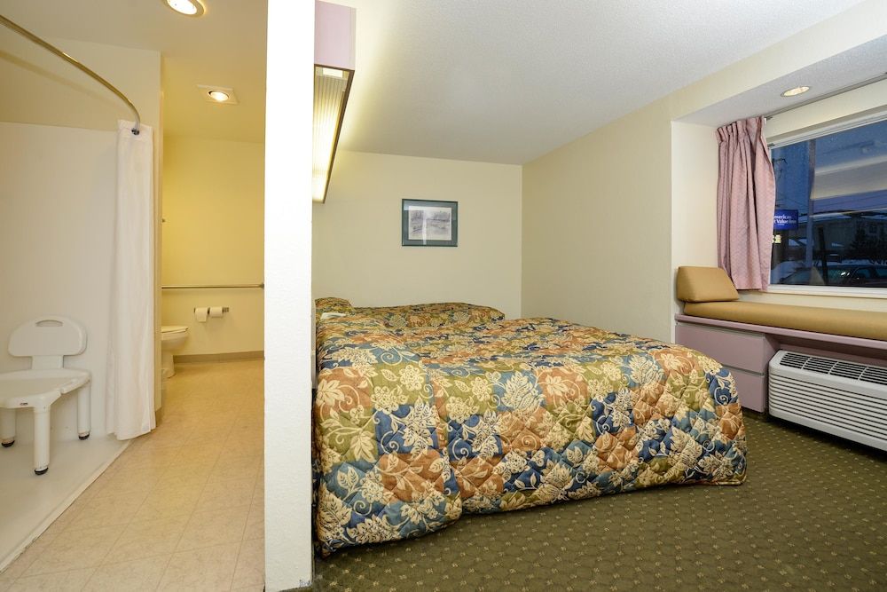 Americas Best Value Inn East Syracuse Room, 1 Queen Bed, Accessible, Non Smoking 8