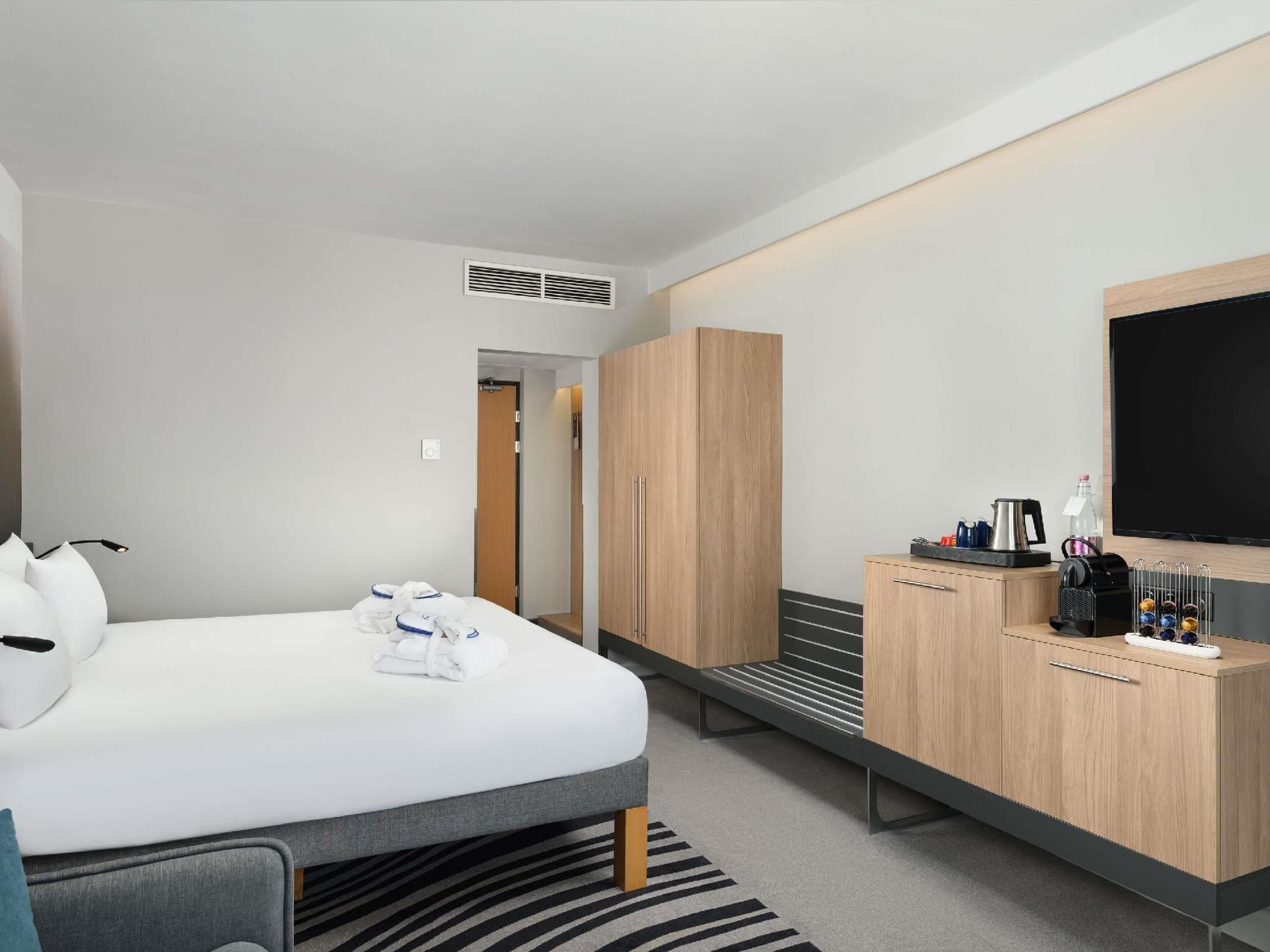 Superior Plus High Floor Room with 1 double bed and sofa