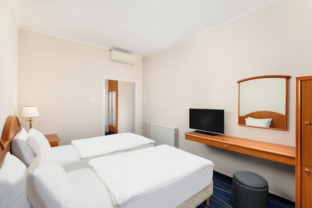 Danubius Hotel Rába Standard Double or Twin Room 2