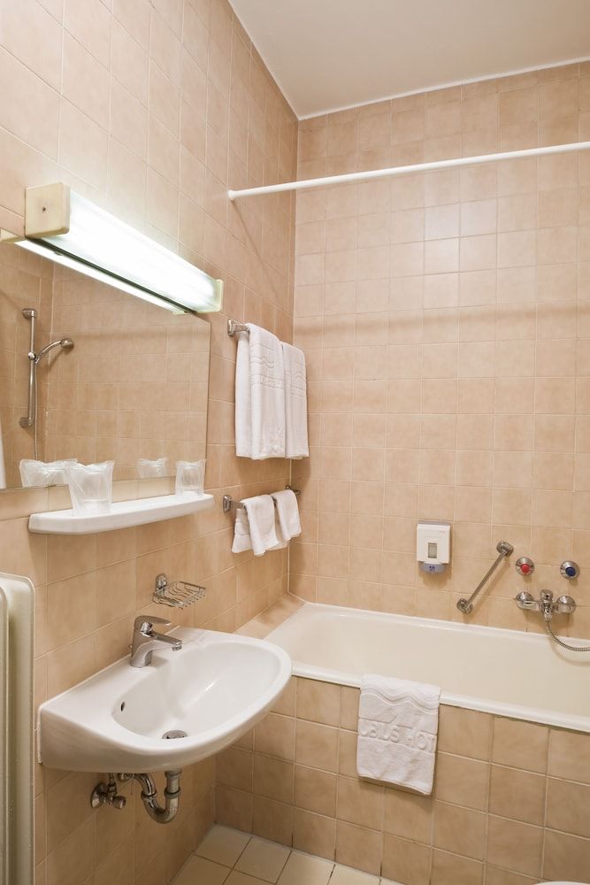 Danubius Hotel Rába Standard Double or Twin Room 6