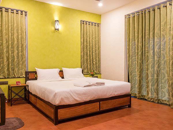 DELUXE ROOMS