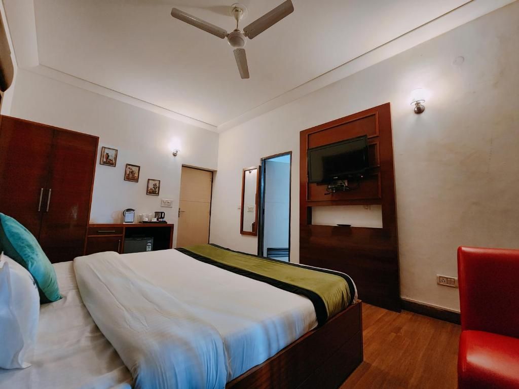 Hotel Bliss Deluxe Double Room 3