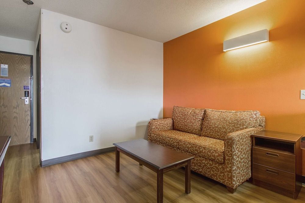 Motel 6 Streetsboro, OH Deluxe Suite, 1 Queen Bed, Non Smoking, Refrigerator & Microwave 4