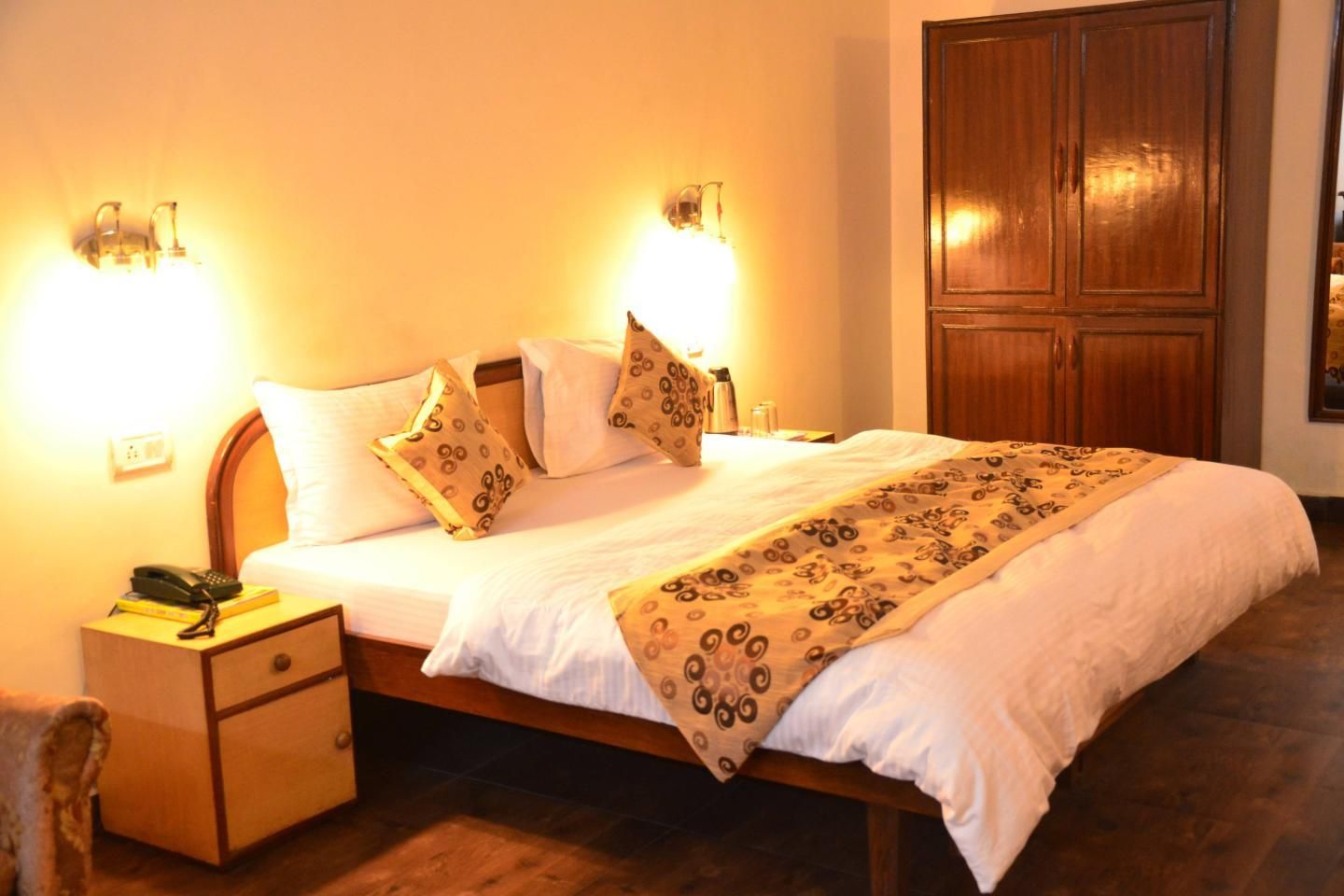 Hotel TRG Deluxe Rooms Double Bed 8
