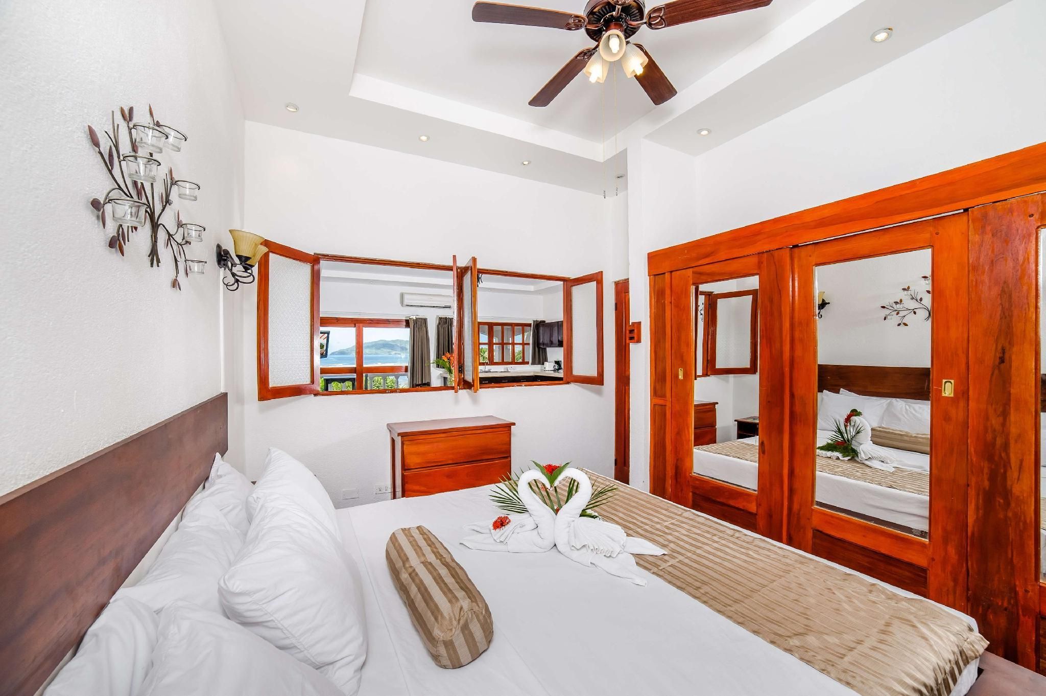 1 King Bed, Nonsmoking, Balcony, Ocean View, Kitchen