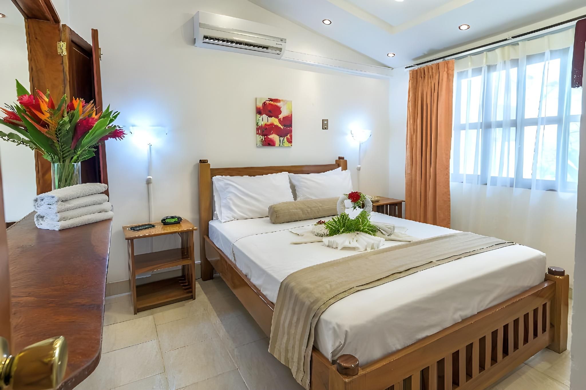 1 Queen Bed, Nonsmoking, Ocean View