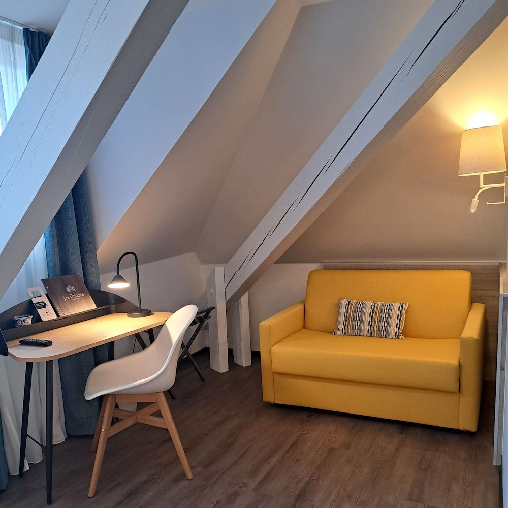 Hôtel des Princes – Chambéry Centre Triple Room 9