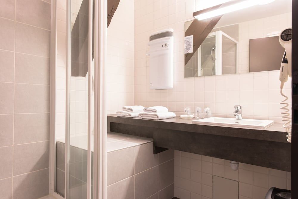 Hôtel des Princes – Chambéry Centre Triple Room 7