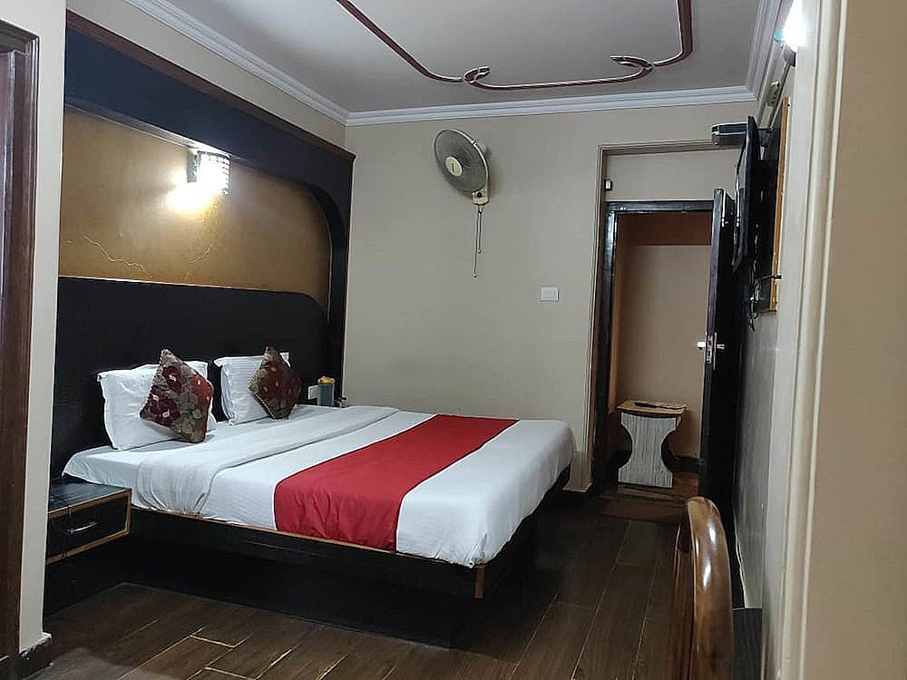 Hotel Sidharath Deluxe Room 6
