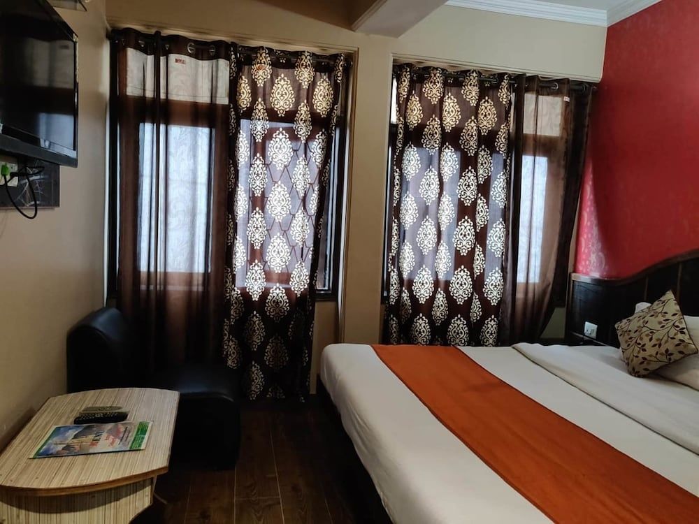 Hotel Sidharath Deluxe Room 7