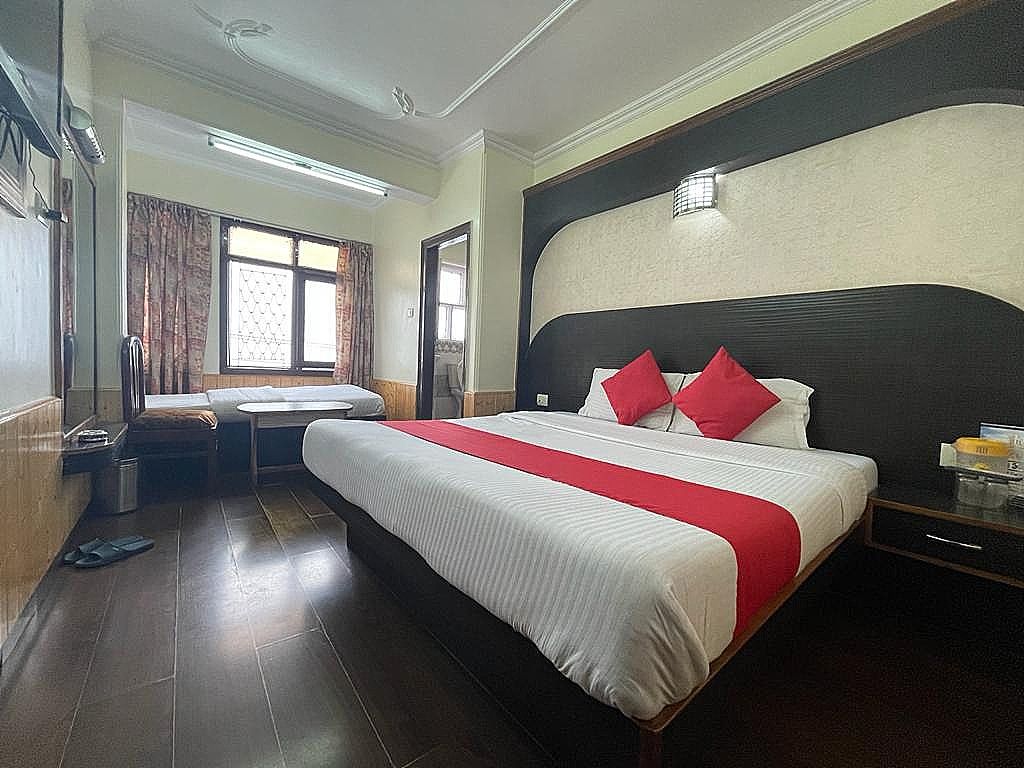 Hotel Sidharath Deluxe Room 8