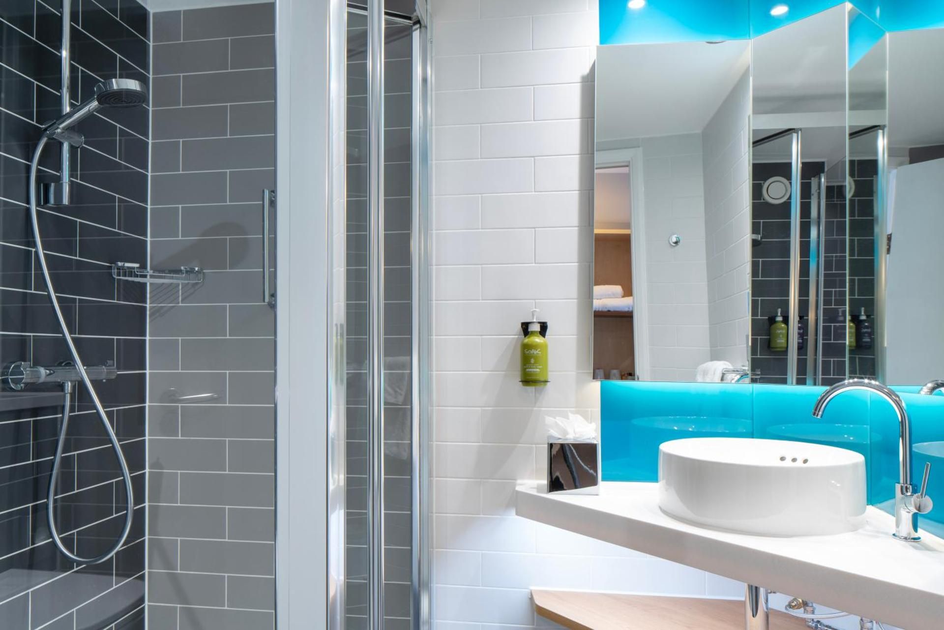 1 Single Standard with Free Hot Breakfast