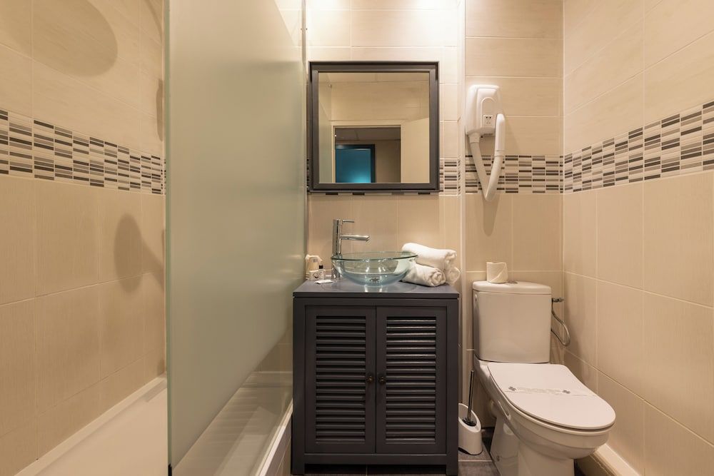 The Originals City, Hotel de Bordeaux, Bergerac center Family Triple Room, Air conditioning 6