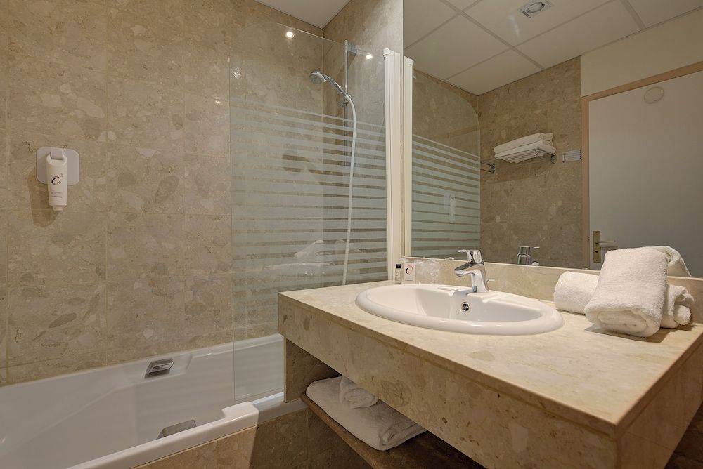 The Originals City, Hotel de Bordeaux, Bergerac center Family Triple Room, Air conditioning 7