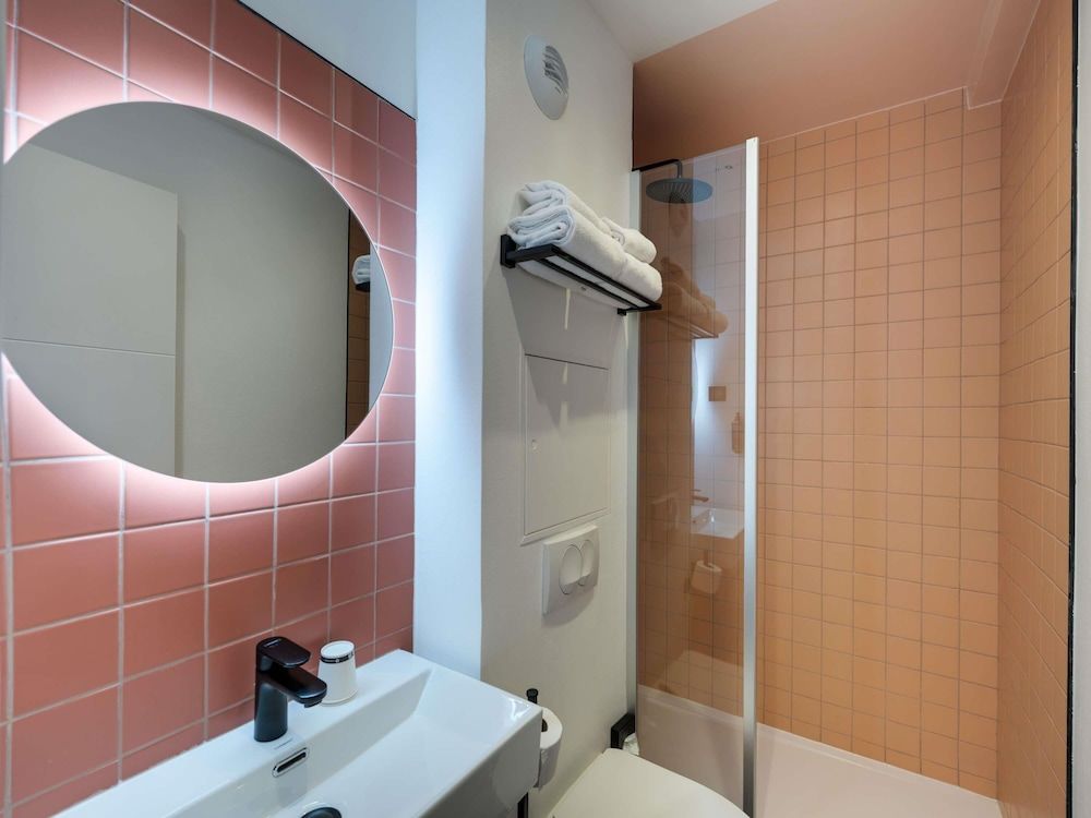ibis Styles Paris Cadet Lafayette Standard Room, 2 Twin Beds 6