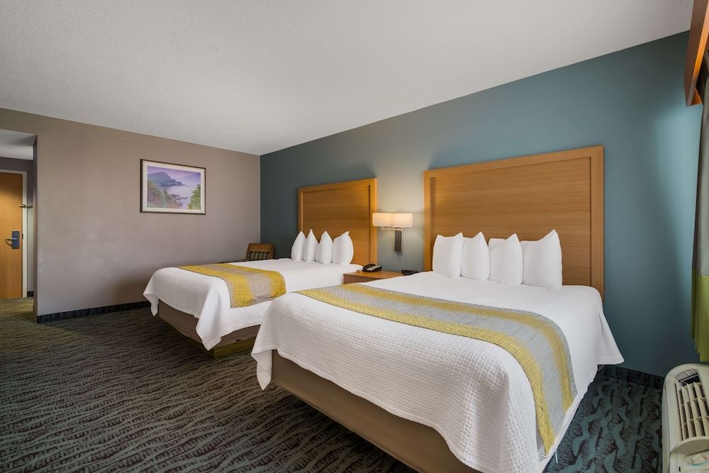 Best Western Plus Executive Court Inn & Conference Center Suite, 2 Queen Beds, Non Smoking, Microwave (Third bed is a Sofabed)