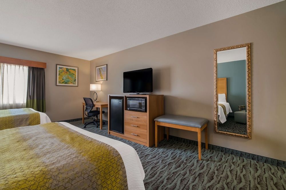 Best Western Plus Executive Court Inn & Conference Center Suite, 2 Queen Beds, Non Smoking, Microwave (Third bed is a Sofabed) 2