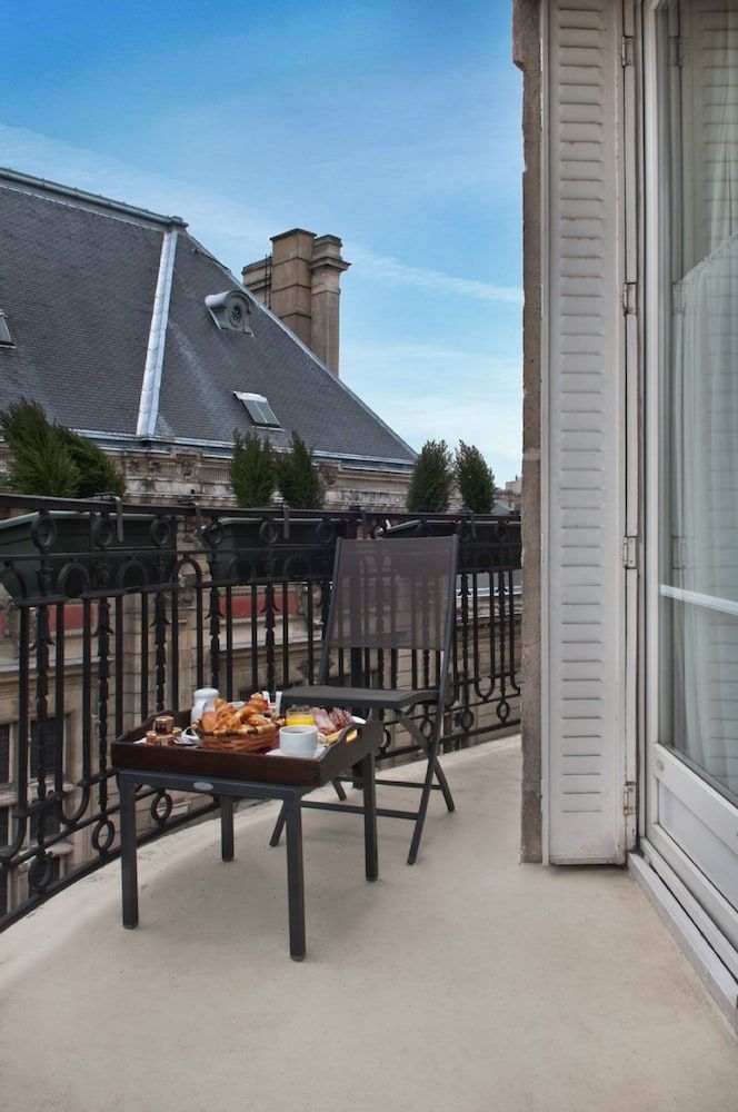 undefined La Manufacture 8