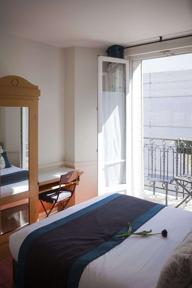 undefined La Manufacture 10