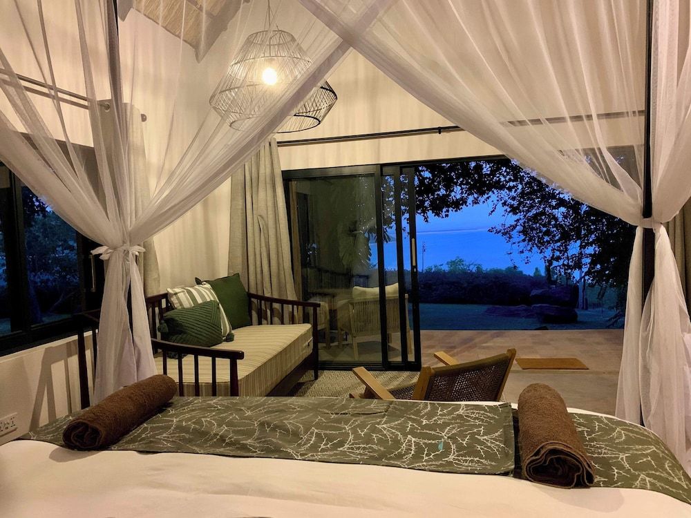 Hornbill Lodge Deluxe Room, Ensuite, Lake View 2