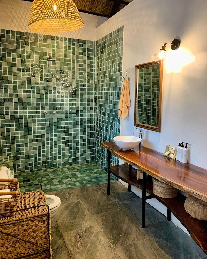 Hornbill Lodge Deluxe Room, Ensuite, Lake View 3