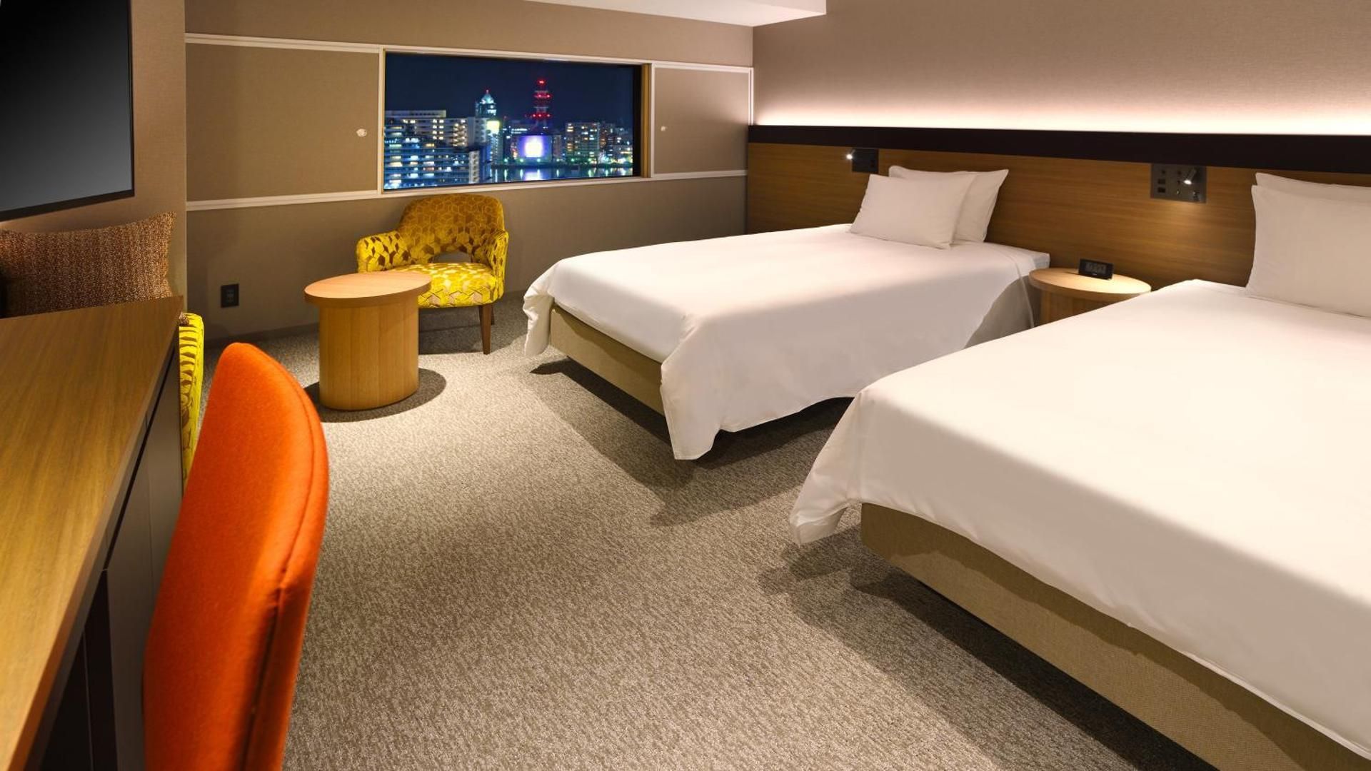 1 Queen Standard Mid Floor