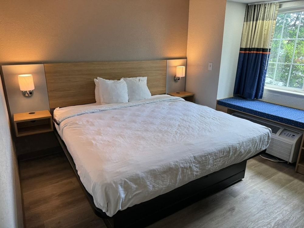 Room, 1 King Bed, Non Smoking