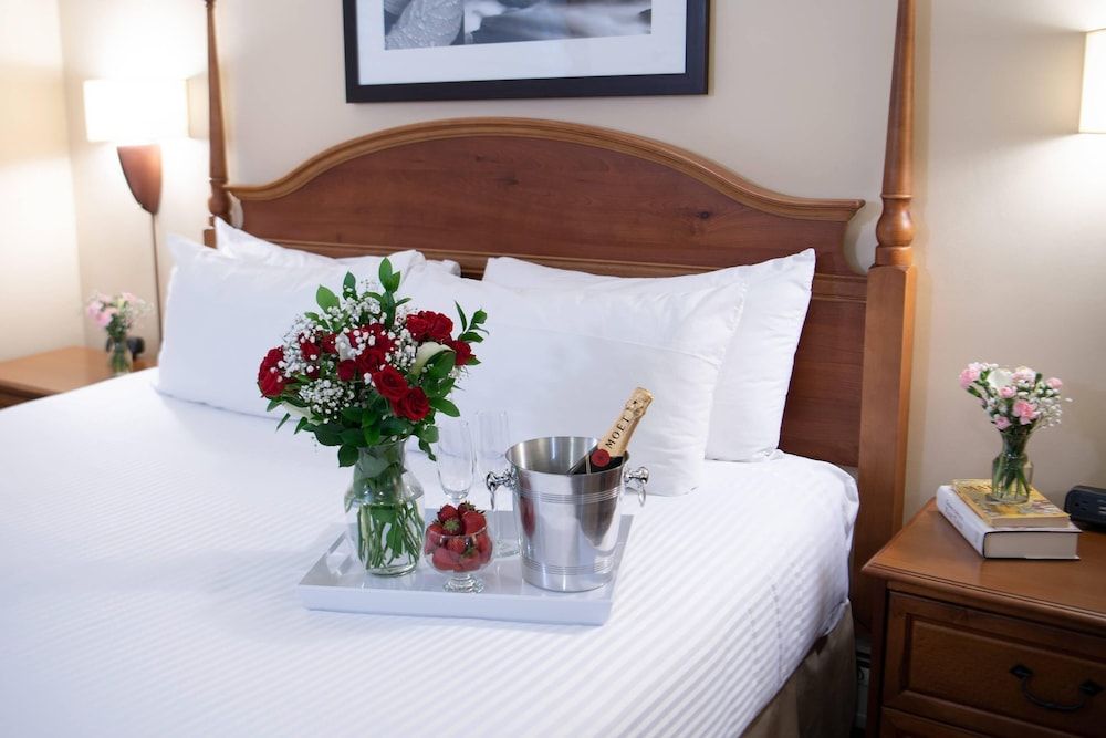 Suite, 1 King Bed with Sofa bed, Non Smoking