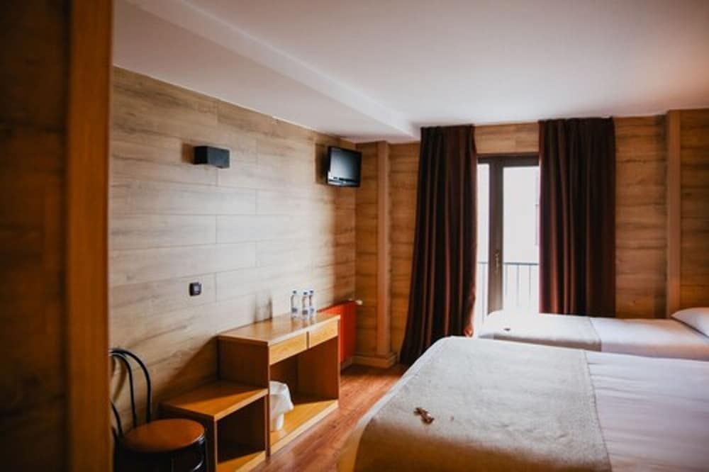 Hotel Cal Ruiz Triple Room 2