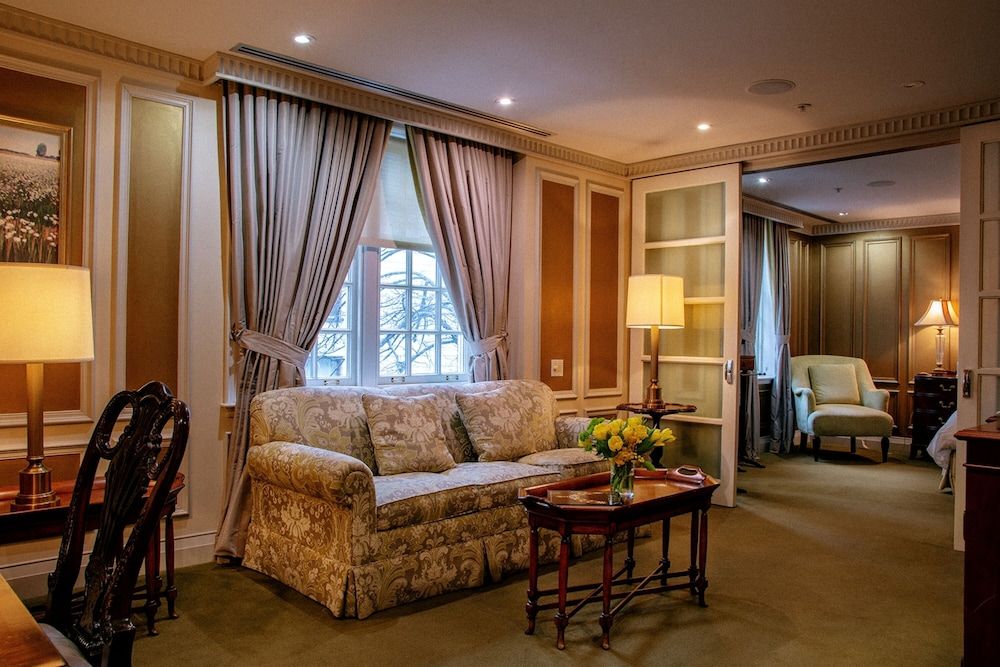 Windsor Arms Hotel Deluxe Suite, 1 King Bed with Sofa Bed 3