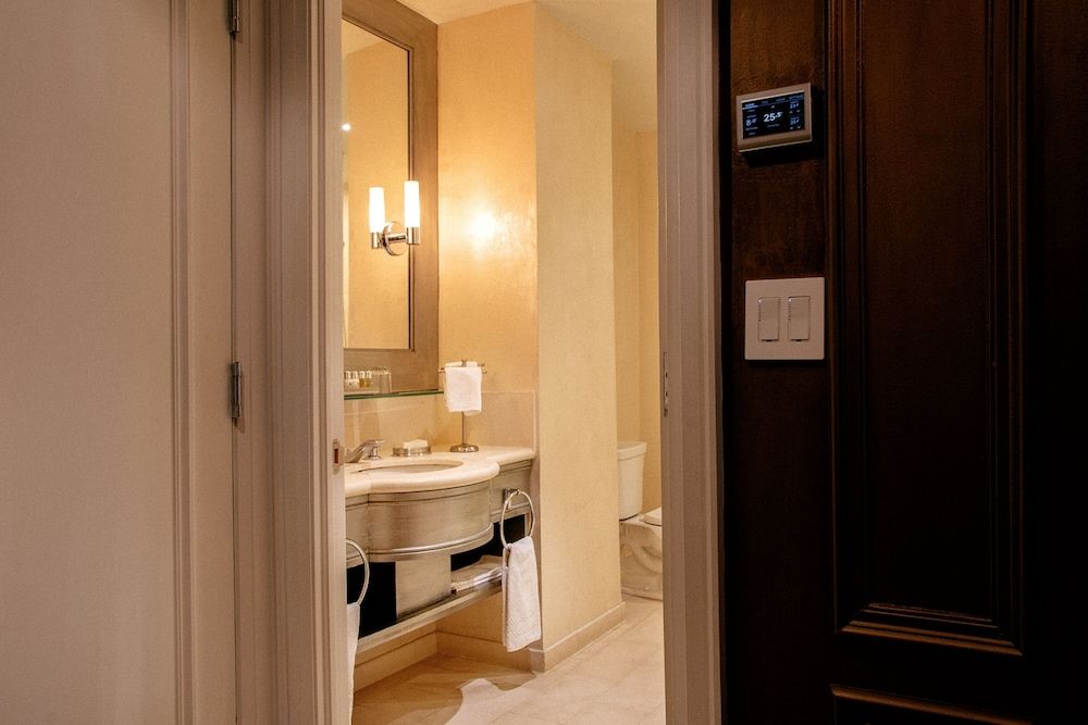 Windsor Arms Hotel Deluxe Suite, 1 King Bed with Sofa Bed 2