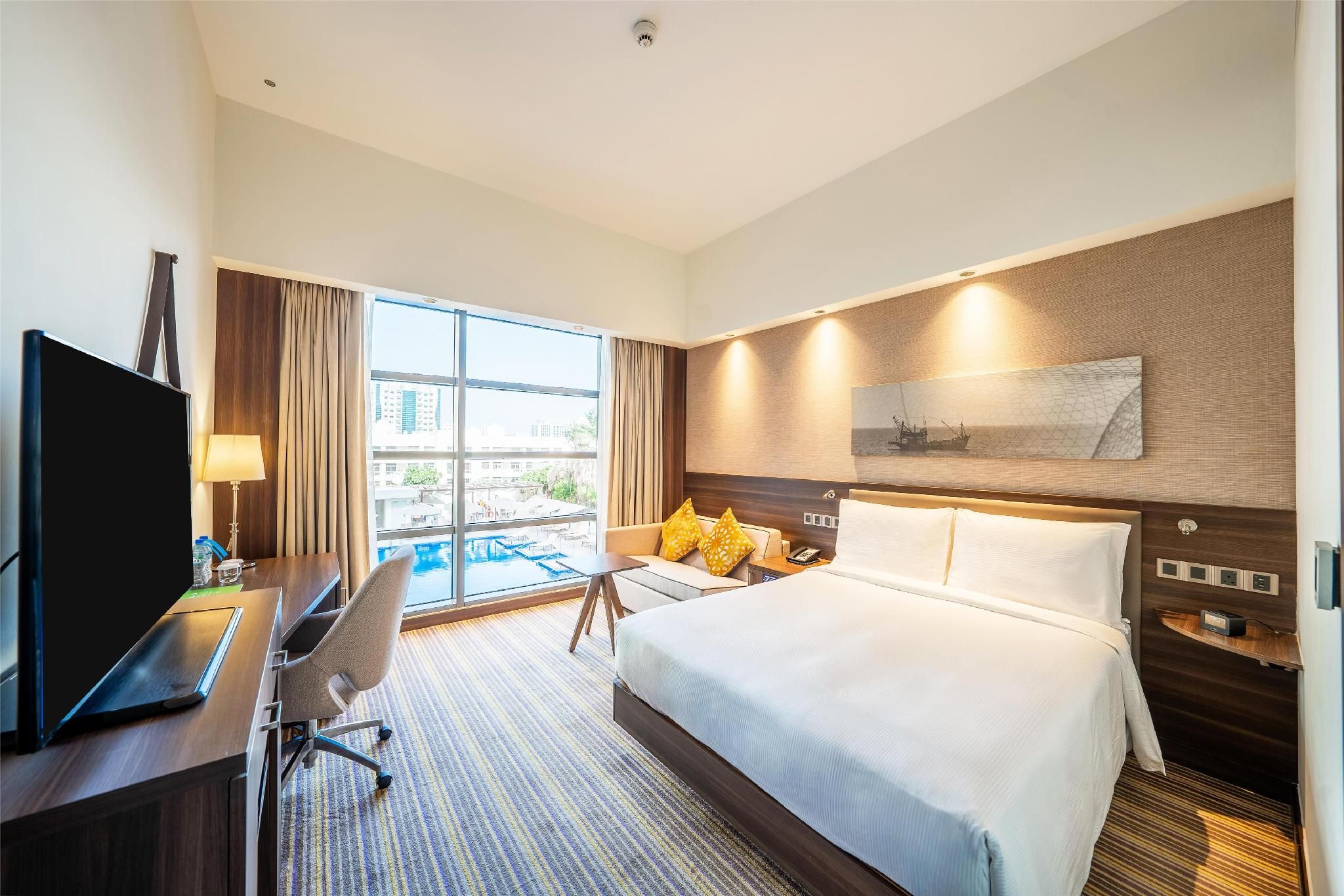 QUEEN ROOM WITH PULL-OUT SOFA NON SMOKING