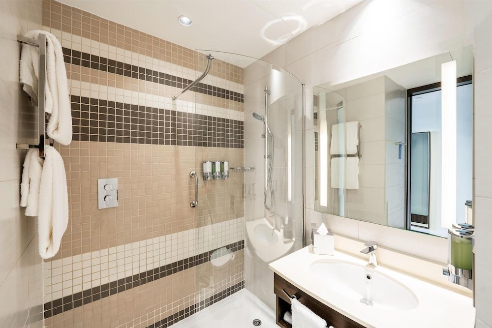 undefined Hampton by Hilton Dubai Airport 4