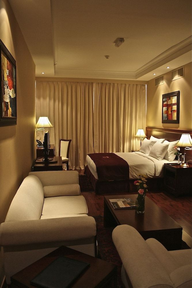 Trianon Hotel Executive Suite, 1 King Bed 11
