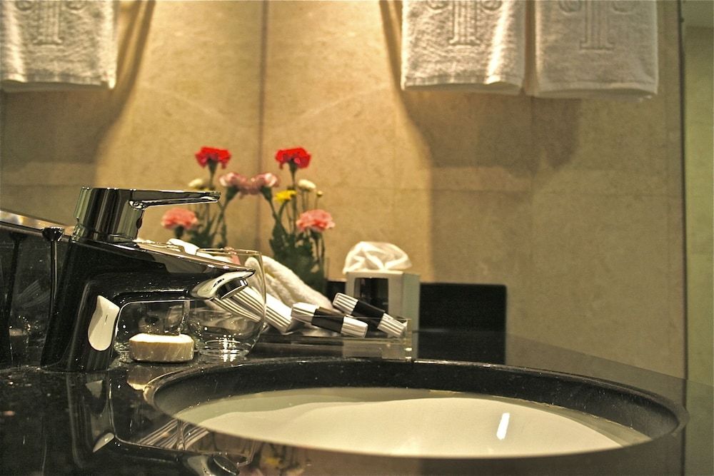 Trianon Hotel Family Suite, 1 King Bed 16